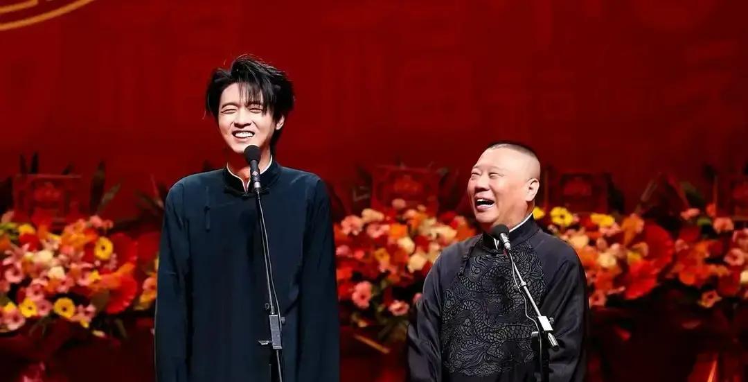 封箱夜，秦霄贤一上台就“闭麦”——整整二十分钟，全靠手语和眼神硬刚。观众屏息，手