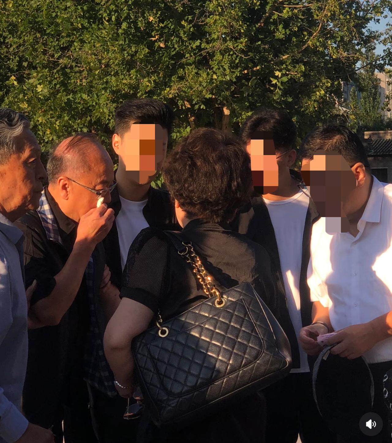 夫妻恩爱今难在，79岁的丈夫耿其昌送走妻子李维康，被众人搀扶着擦拭眼泪，看着让人