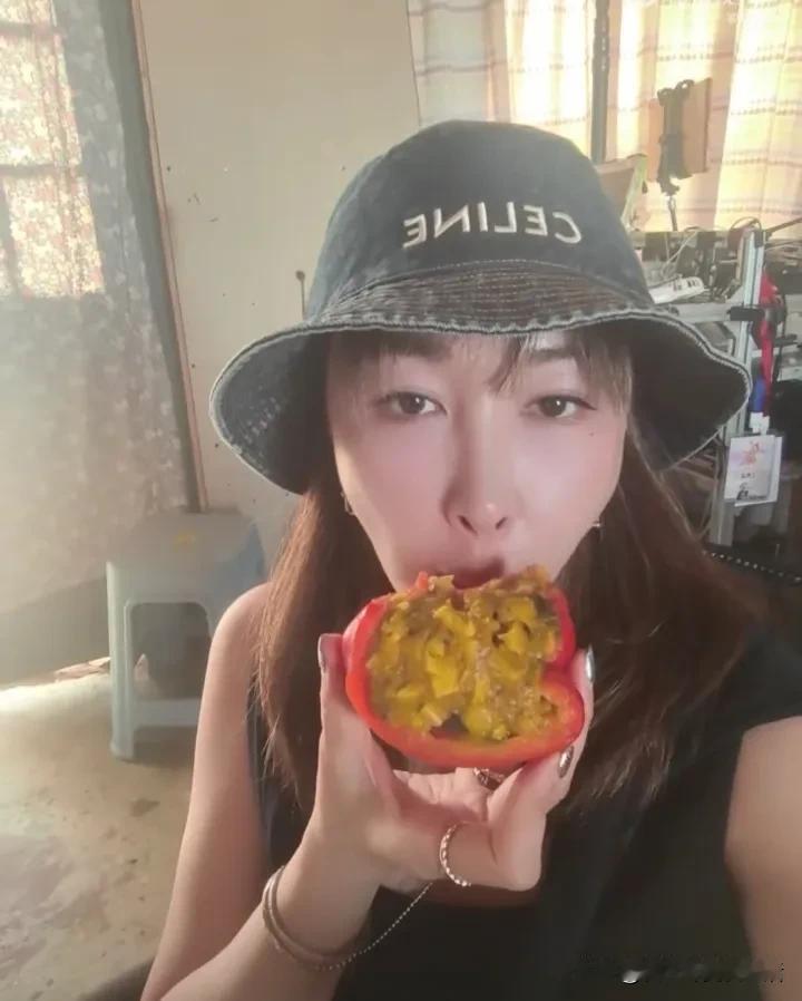 天呐，现在这个东西这么流行吗？
怎么看见女明星们都在吃。
就是用彩椒做一个海鲜碗
