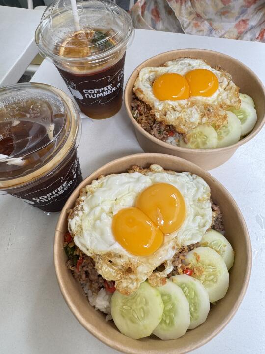 曼谷🇹🇭 Ari 轻轨站口的无敌爆辣🥵打抛饭