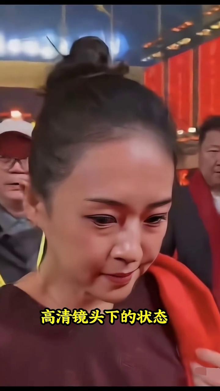 47岁的她这组晚会生图太真实了。酒红裙衬红围巾，丸子头利落减龄。高清镜头下的状态