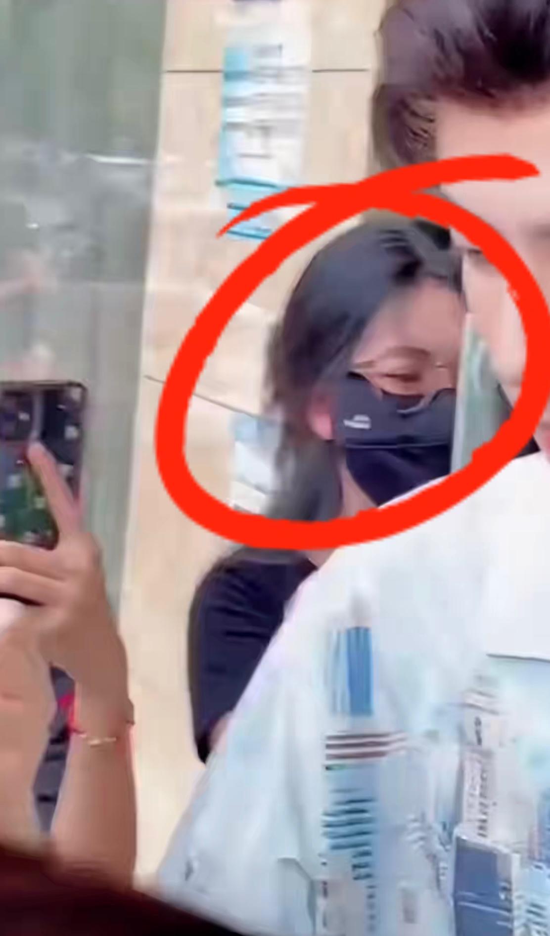 发现跑去线下看小于的粉丝，

有很多人都戴着口罩，让人感到奇怪，

正常来说，应