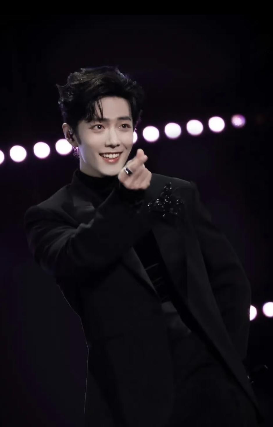 肖战的笑容真的太有治愈力了。眉眼温柔，干净阳光，自带光芒，他一笑，整个世界都亮了