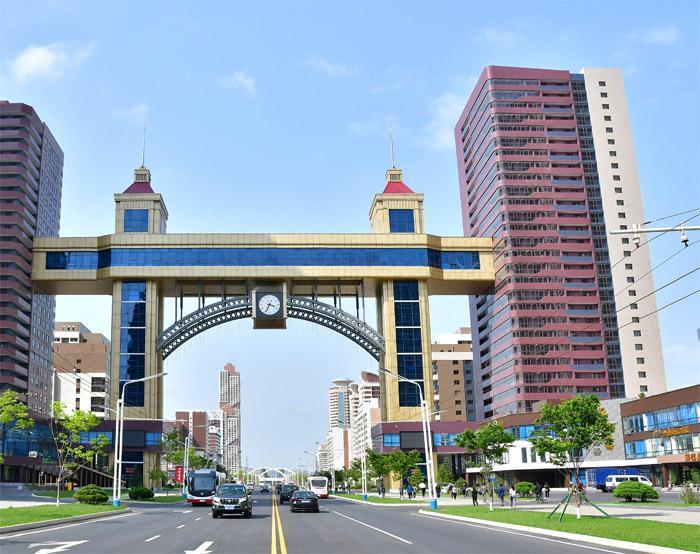 和盛金刚馆热闹异常
和盛金刚馆位于首都平壤和盛地区新城市区划。
该馆开业时间虽不