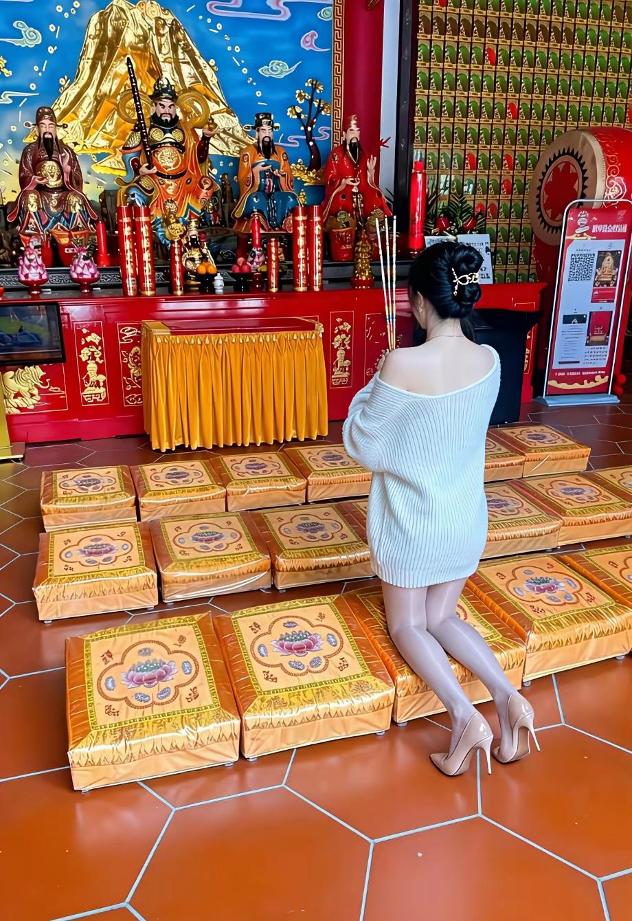 请问美女，你穿这样这是去考验佛祖的么？
