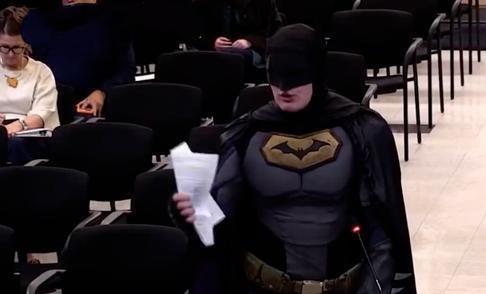 神秘黑影突袭美国议会，开口就让全场炸锅！

美国议会大厦里正开听证会呢，突然闯进