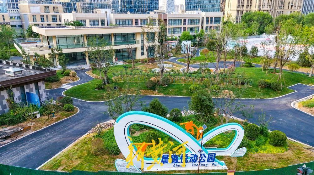 7月14日，济南市齐州路与和畅路交叉口东北角的晨曦悦动公园建设已初见成效。这座占