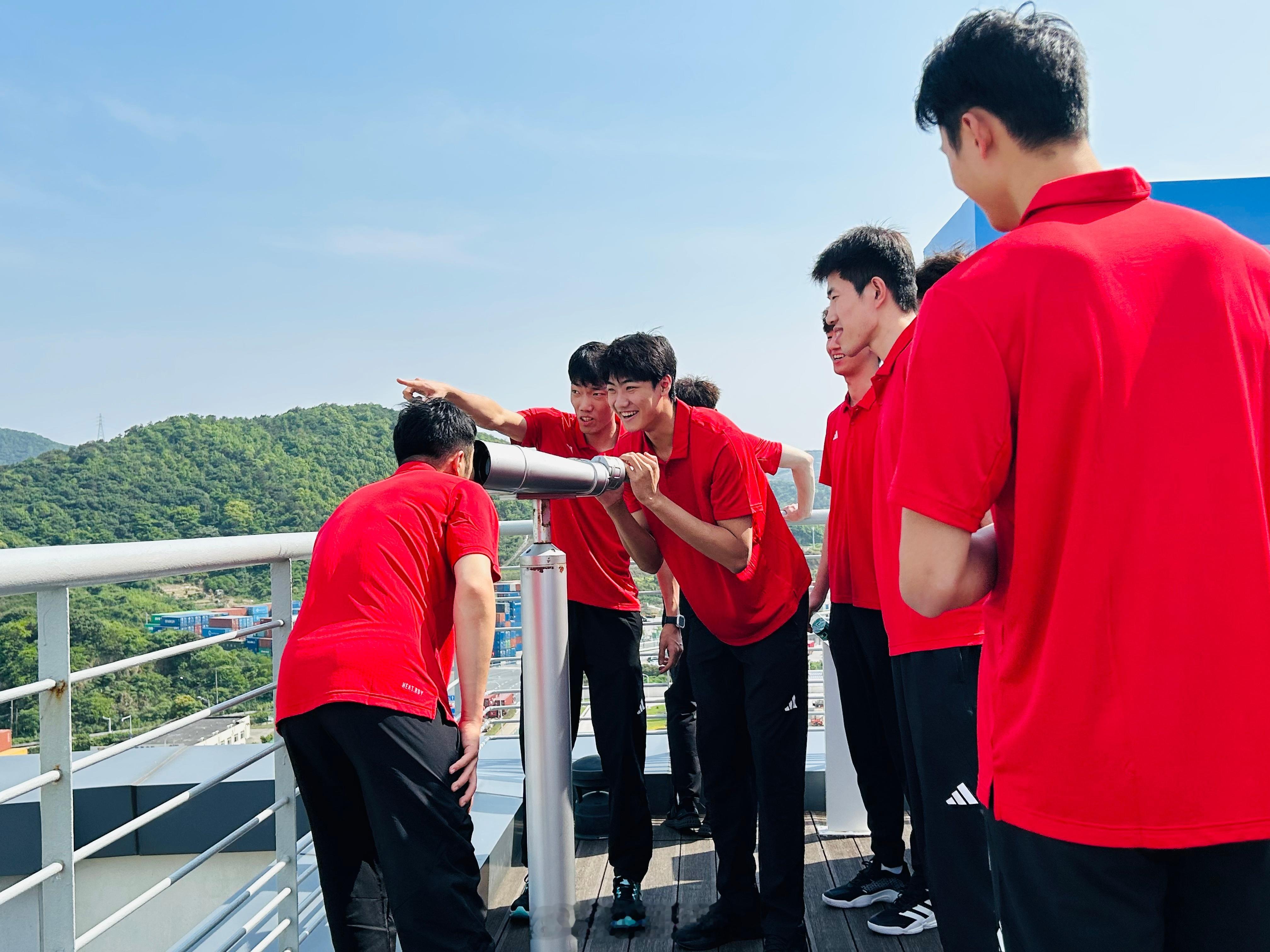 好照不怕晚：中国男排 集训队员5月12日参观宁波舟山港穿山港区组照（仑传 摄影：