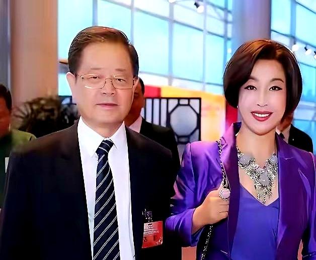 曾经在新婚时把刘晓庆带去每一场公务的人，晚年却把自己安在海外独居，这反差太刺眼了