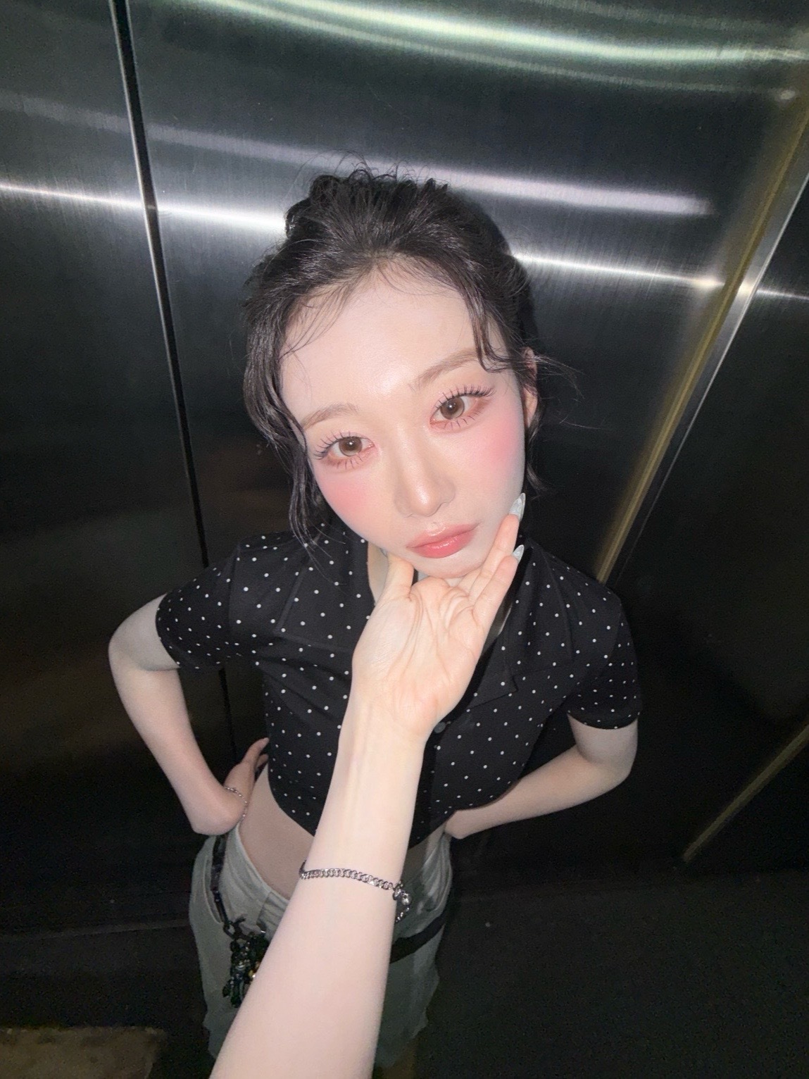 260709 COSMO ROOM更新哈喽～今天给大家送上照片礼物，猜猜这是谁的