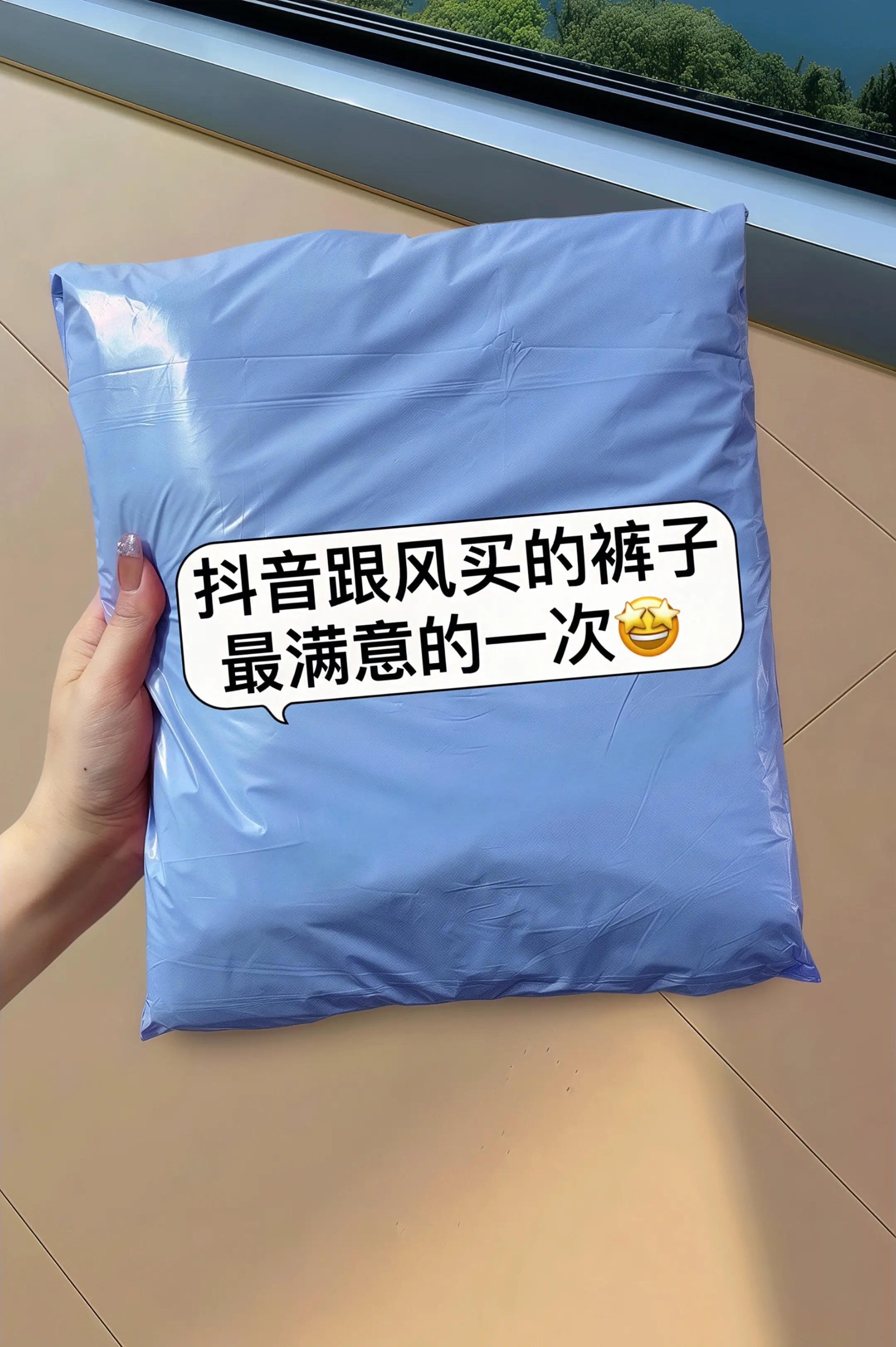 穿上就舍不得脱下的冰丝亚麻短裤来了！专为夏日打造的五分休闲款，冰丝与亚...
