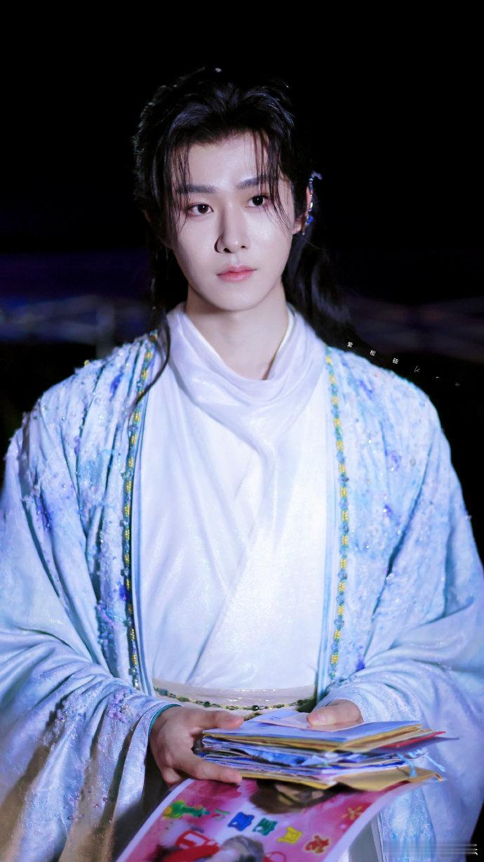 田嘉瑞说鞠婧祎是捧哏担当田嘉瑞形容得好贴切，鞠婧祎就是爱笑又捧场，相处起来肯定很