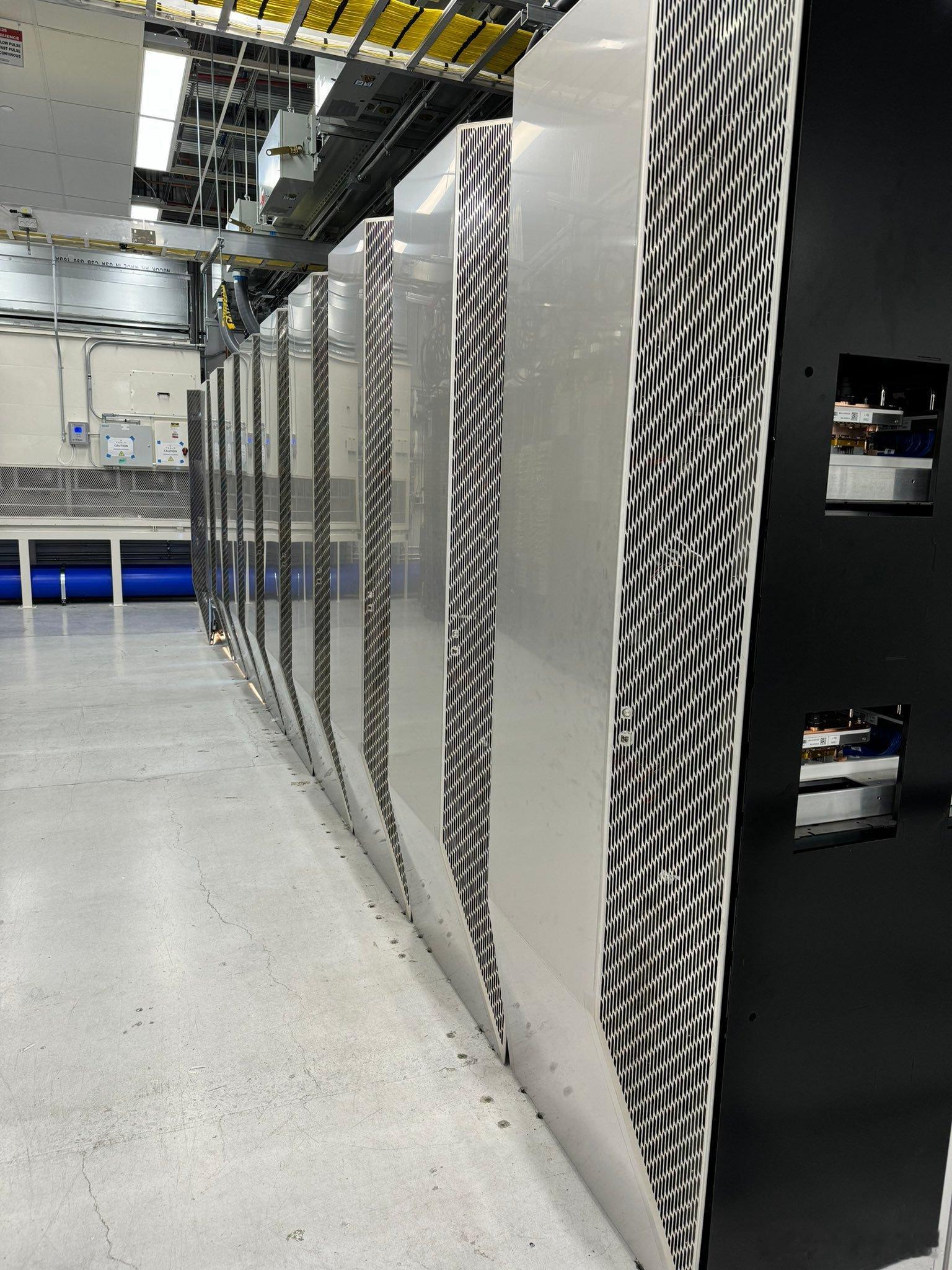 马斯克还顺手公布特斯拉 Dojo 超算集群实物图，今年底 Dojo 1 将拥有约