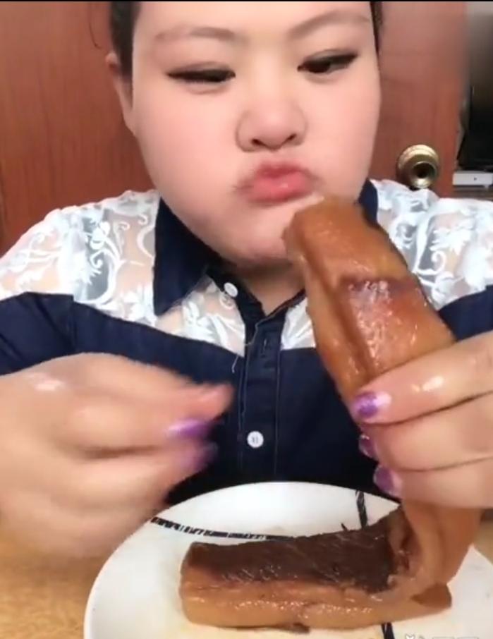 吃播界的常青树
搞吃播的播主通常都是玩一年两年就隐退，能播个三年四年的基本上都会