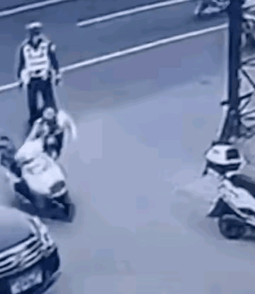 不要去用道德绑架交警。不能强加交謷怎么做。从录像看，交警正常执法，女子违章。
 