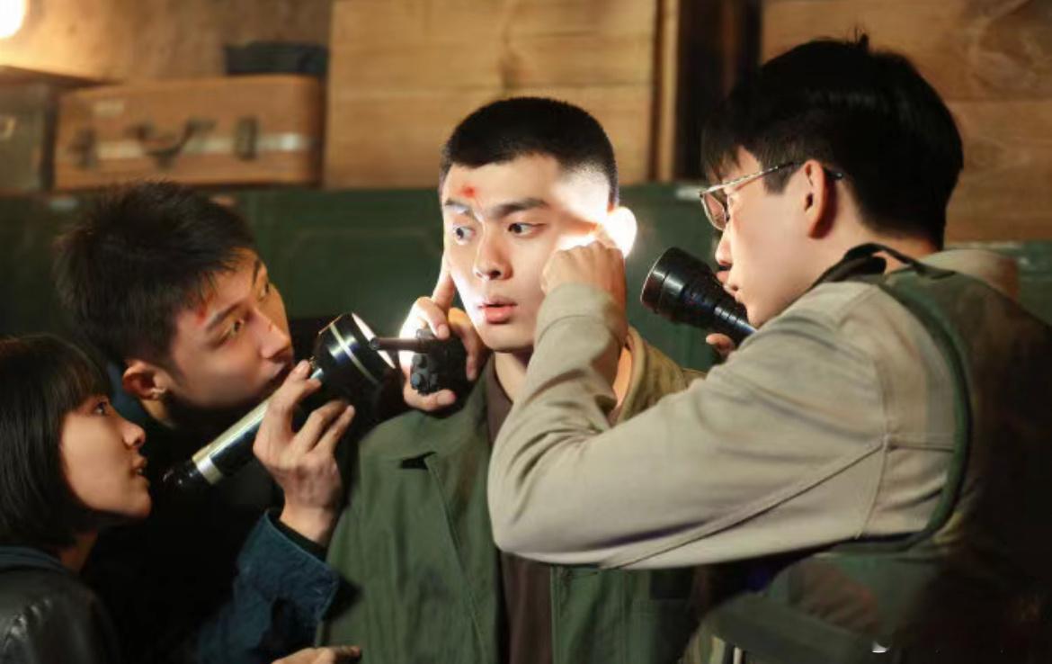 这是一群人在帮晓光找脑子的感觉，找了半天估计也没找着[doge] ​​​