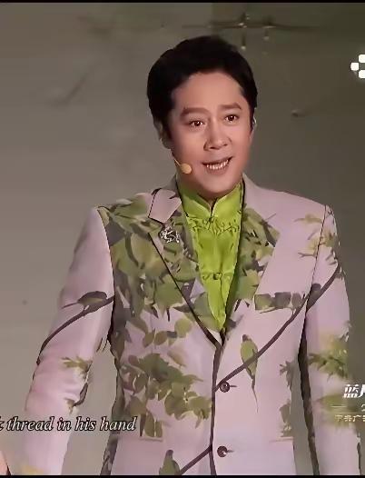 这是蔡国庆吗？
他怎么大变模样了，身材臃肿，颜值拉胯，穿着衣服很时髦，就像是焕发