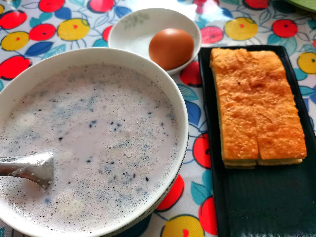 
地标潍坊，晨练完毕，自己安排早餐，一个鸡蛋🥚，一斤牛奶🥛，一袋速即食5黑（