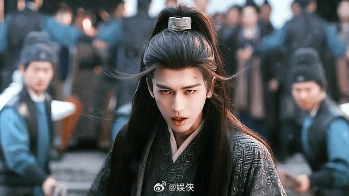 《逐玉》真的把张凌赫全方位拍得360度无死角，灵气都快溢出来了。神颜配上谢征专属