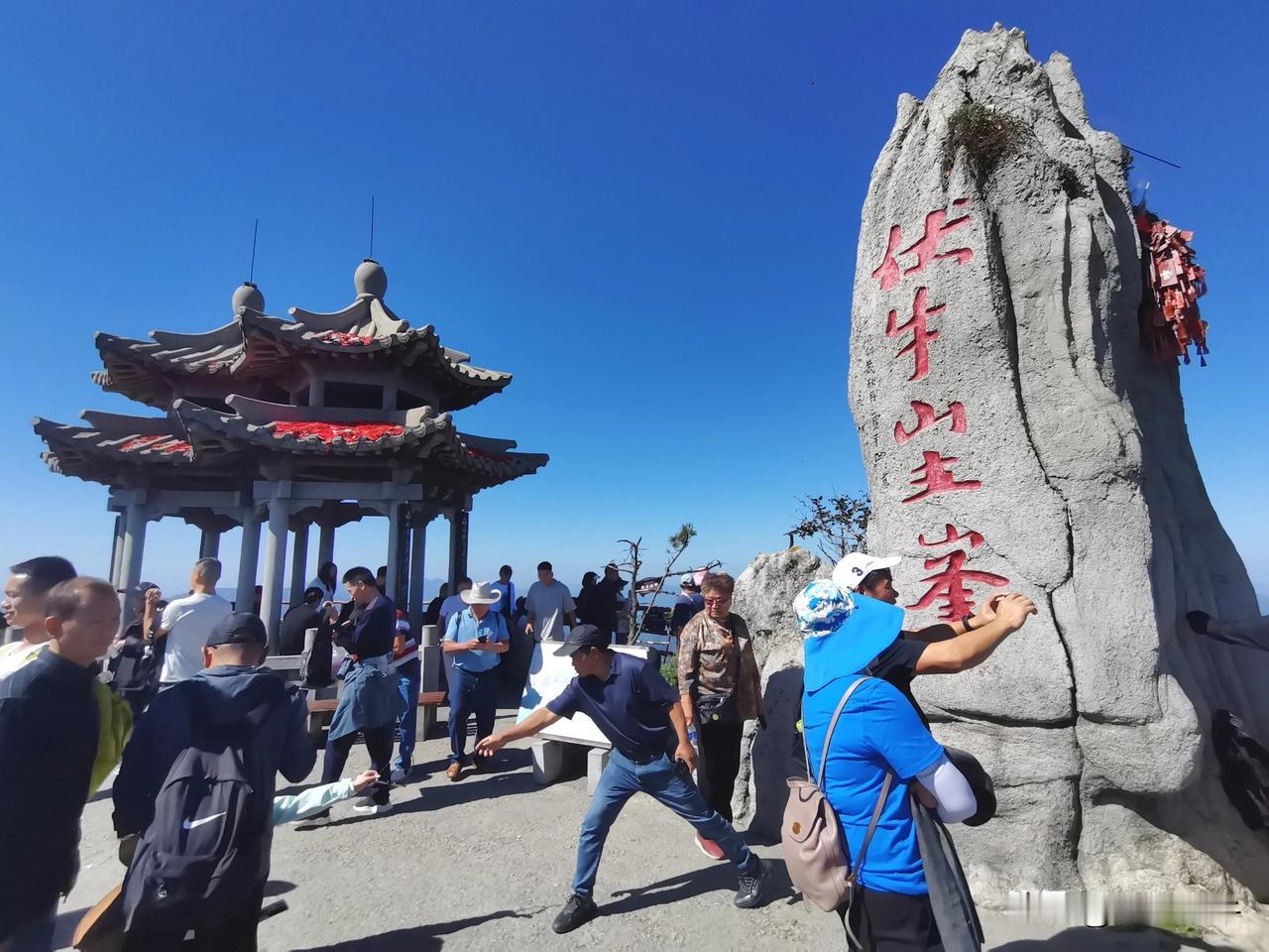 山高寺远，钟声入云霄。