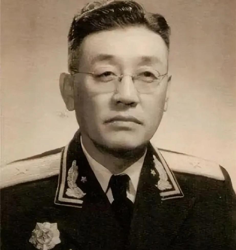 1955年北京的授衔仪式上，韩先楚上将向贺晋年少将认真敬礼的一幕，
让在场所有人