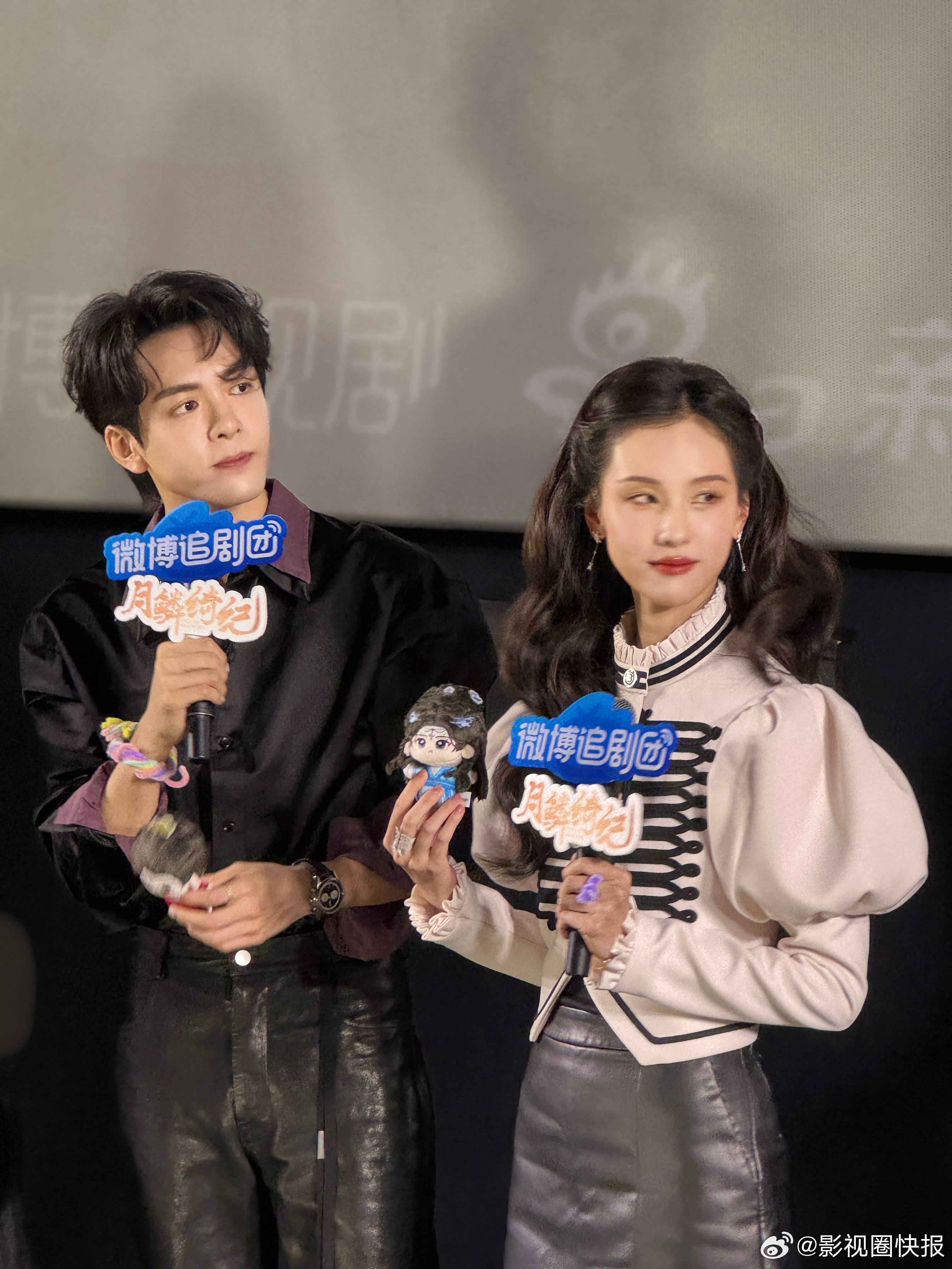 曾舜晞陈都灵说啥呢给我也听听曾舜晞和陈都灵凑一起叽里咕噜说啥呢！我们可都是自家人