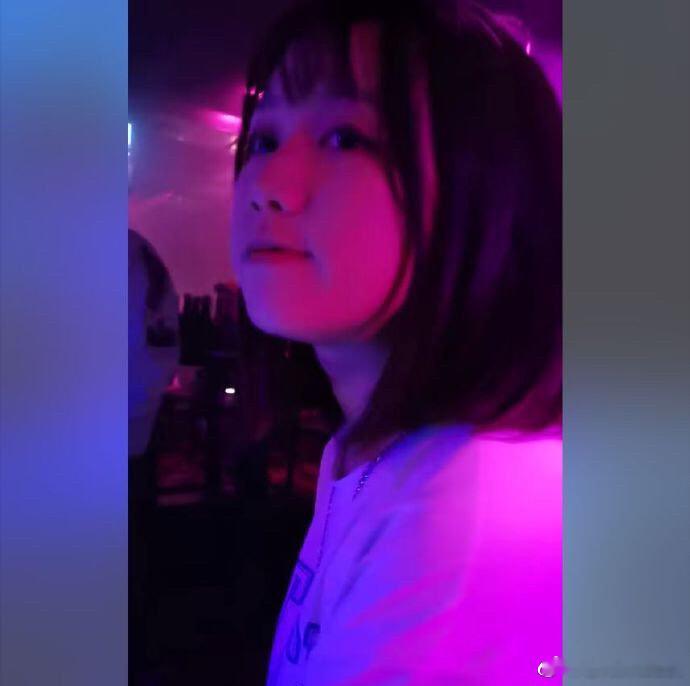 我的一个好朋友很漂亮，有很多男孩追她情人节那天，她挑了一个她觉得还不错的男生，就