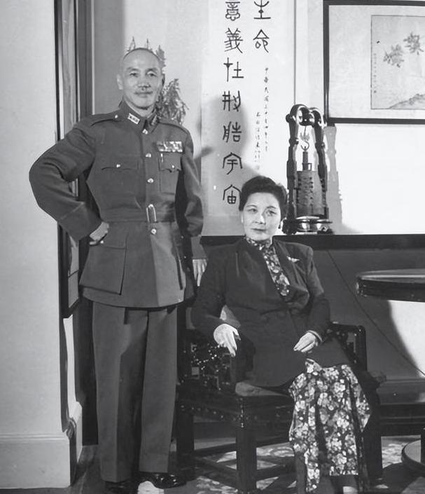 1949年初，蒋介石得知傅作义起义已成定局，这时他为了减少损失决定派飞机到北平接