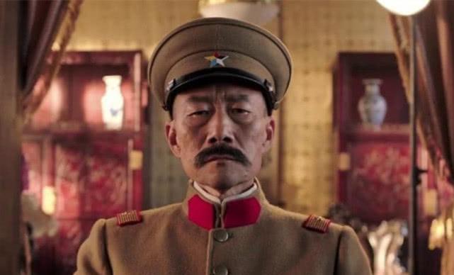 1891年，16岁的张作霖落难乞讨，孙寡妇看中了他，解开衣扣，掏出一块腰牌给他：