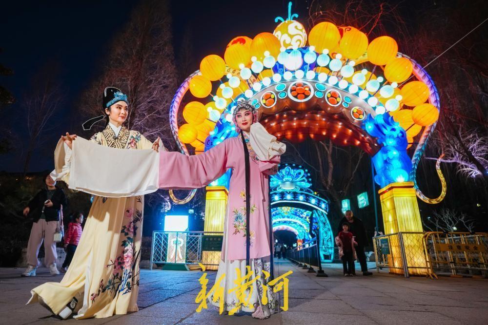 【趵突泉上演非遗快闪】2月13日傍晚，济南趵突泉公园“吕剧灯廊”花灯前，济南市吕