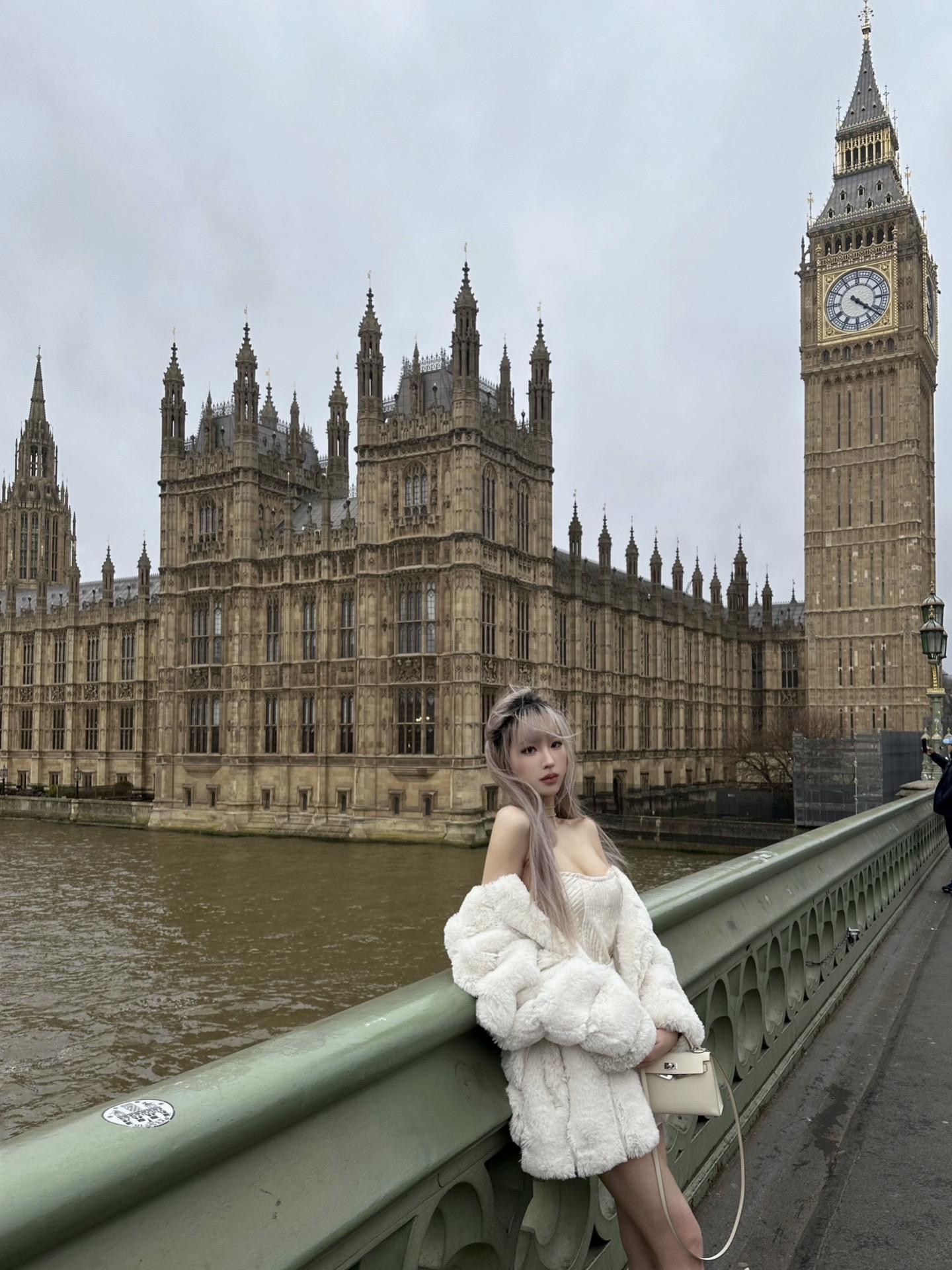 冷的咖啡 我清醒着一再续杯。