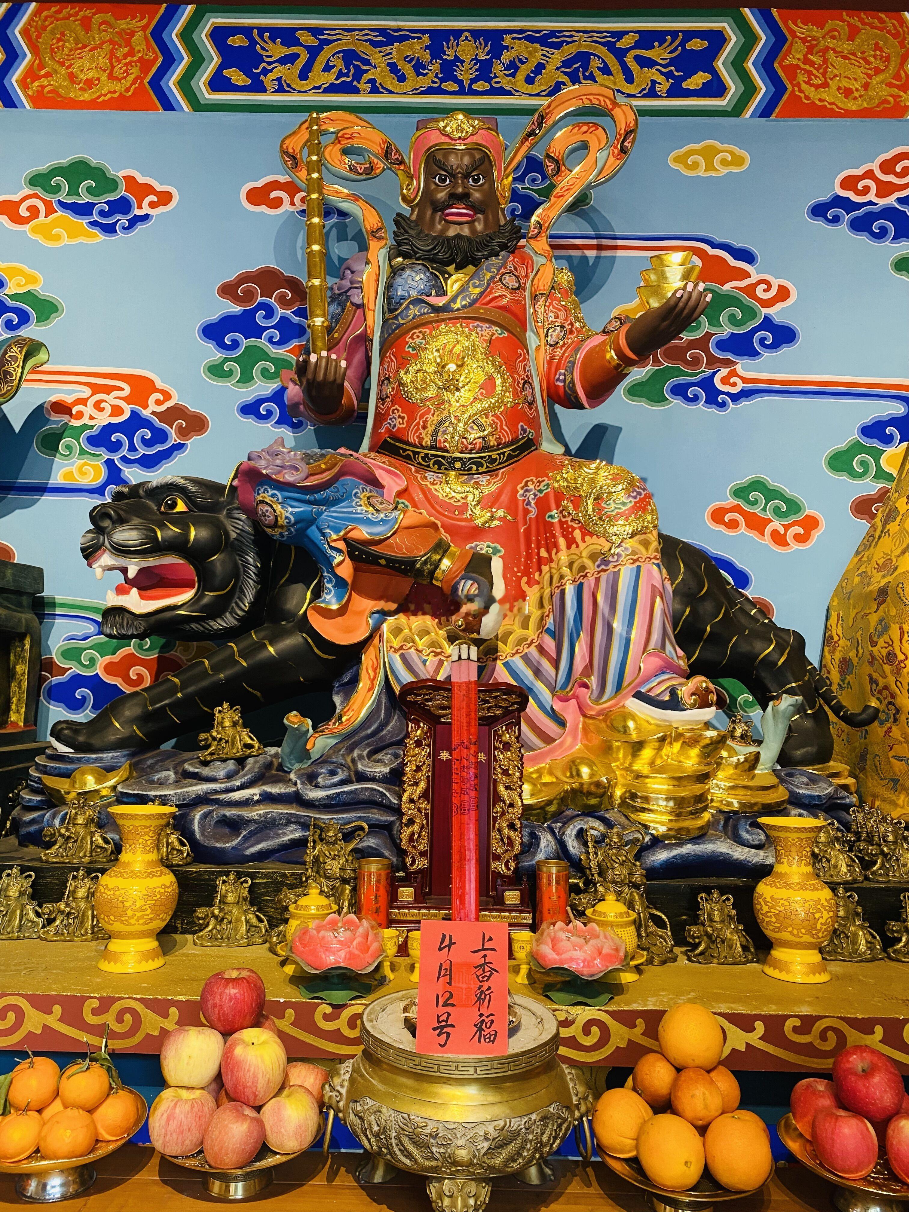 晨起礼佛，点赞沾运，4月12号师父在财神殿为众粉祈福事业财运。（评论里给他人的愿
