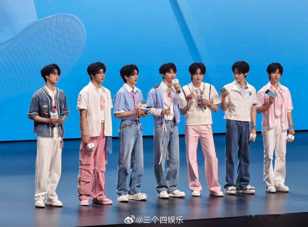 时代少年团全员侧颜的含金量 他们侧颜镜头一出来弹幕直接卡成PPT，你就说有多夸张