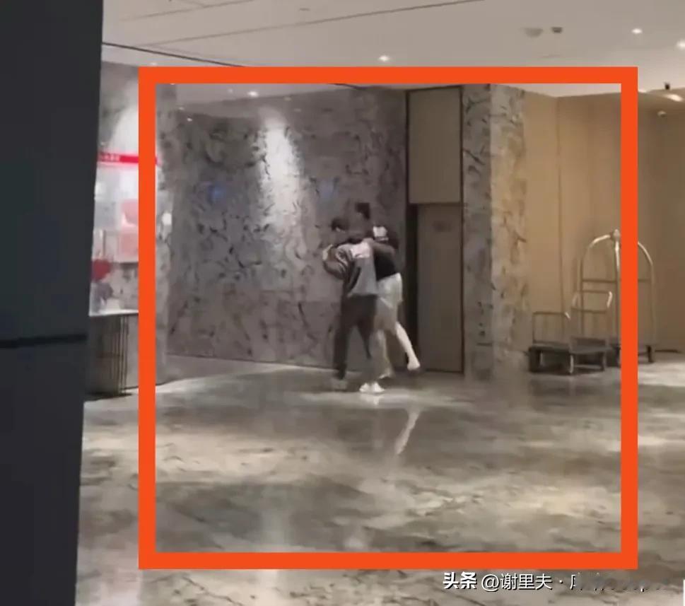 广东晋级，杜锋喜忧参半，深夜任俊飞在队医搀扶下才一瘸一拐地回到下榻酒店，不能着地
