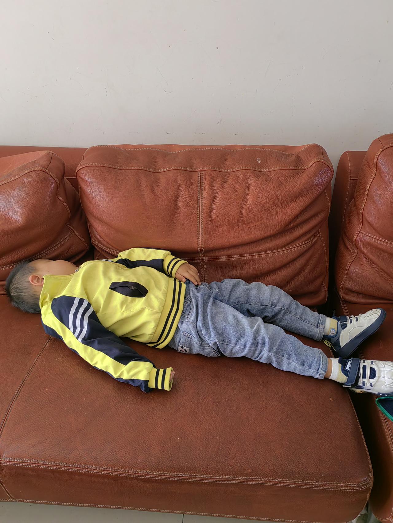 每天早上七点钟，就要把二宝叫起来，在七十五十分之前把他送到学校，然后我去上班。今