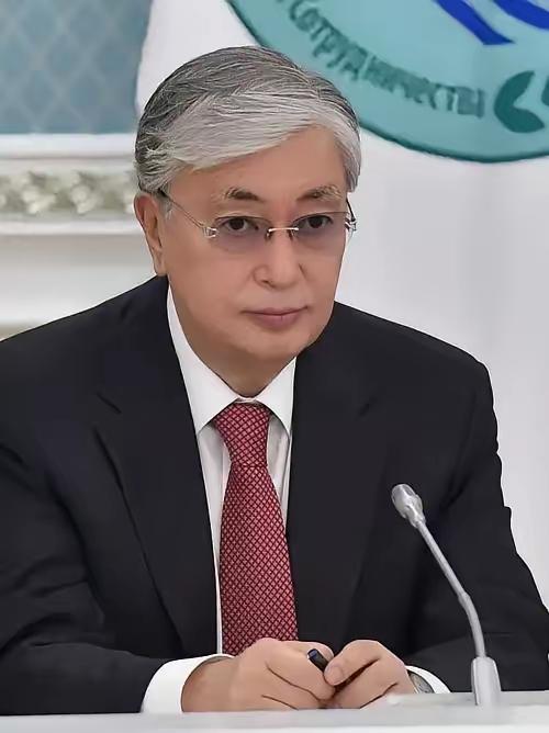 这事说起来真有意思，小国玩平衡术，最怕的就是两头踩空。哈萨克斯坦这回算是把“摇摆