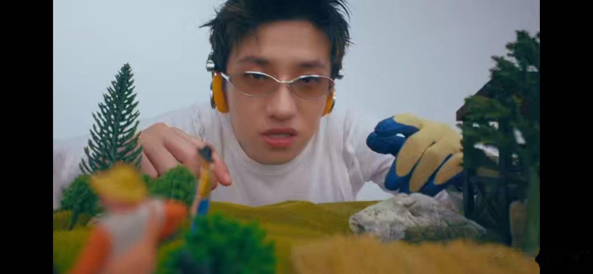 王一珩新歌MV上线王一珩NewJazzFarmer上线画风别致的说唱作品惊喜来袭