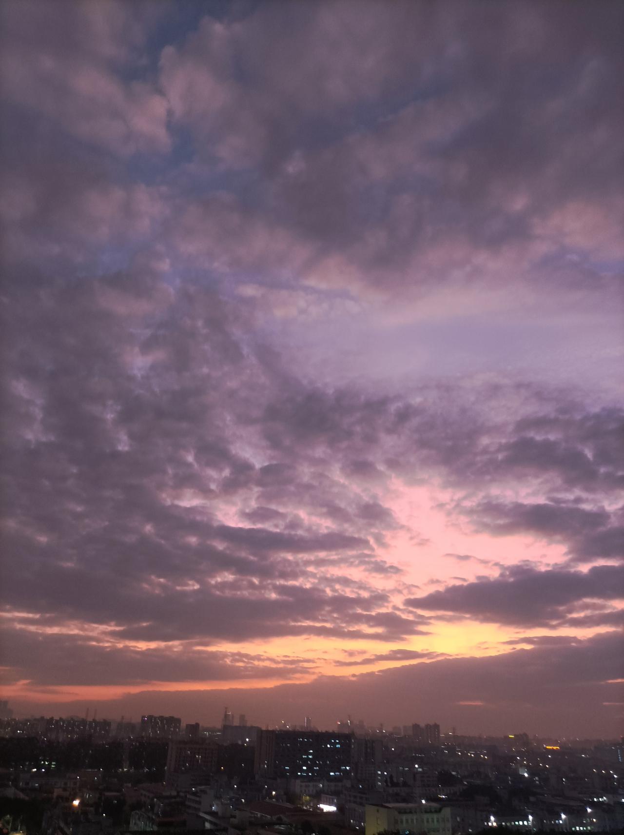 我拍到的落日瞬间这几天深圳又大晴天了，落月夕阳很壮观，滿天都是落日余晖！