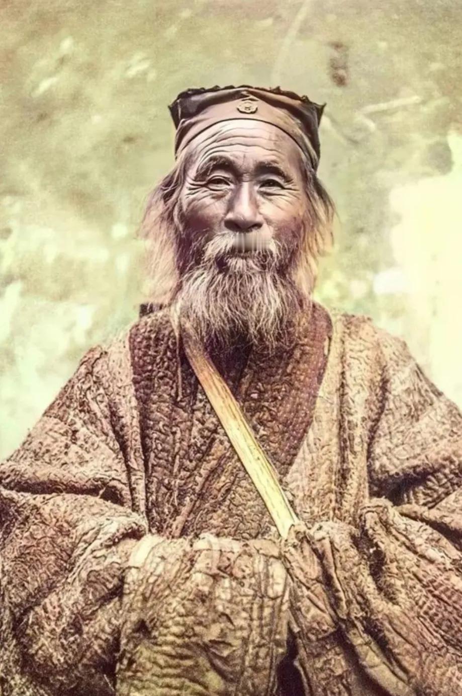 这张照片拍摄于1907年，这是青城山道观中的道人，和影视剧中的老道截然不同，粗布