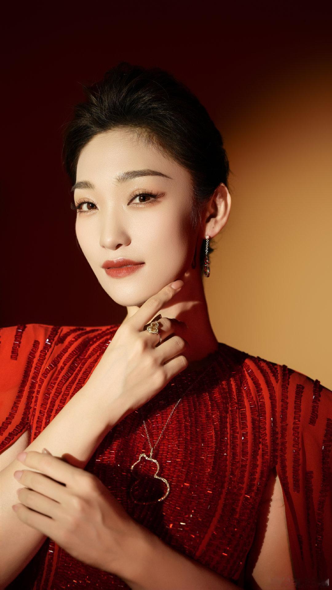 优雅与性感，你会怎么选美女穿搭写真