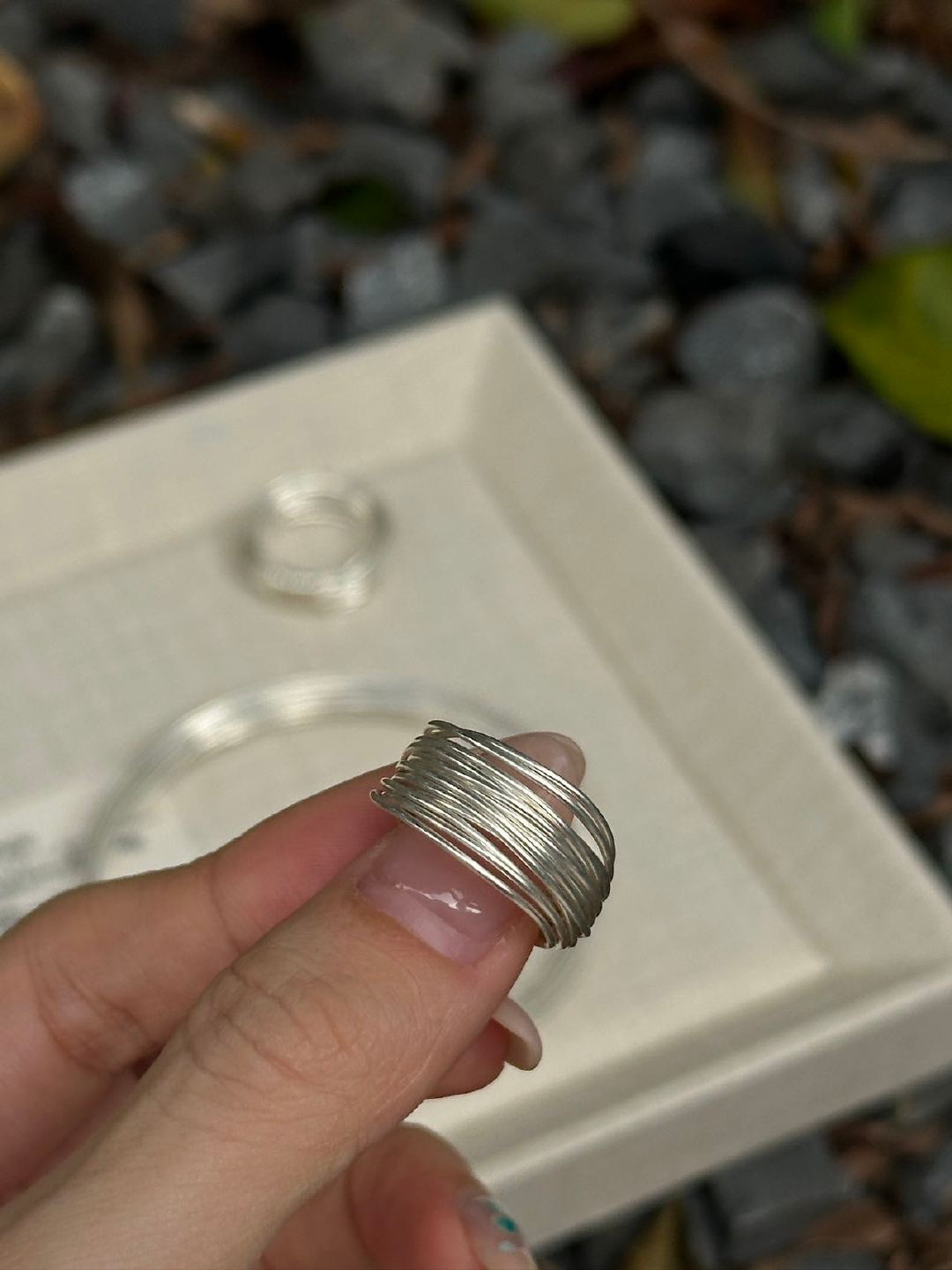 ✨ 将999足银细丝一圈圈手工缠绕出的肌理，化作指间独一无二的微光，既保留了金属