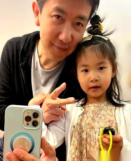 刷到这条关于女演员李呈媛的近况，第一感觉是极度的割裂。
前脚，导演丈夫鄢颇刚在社