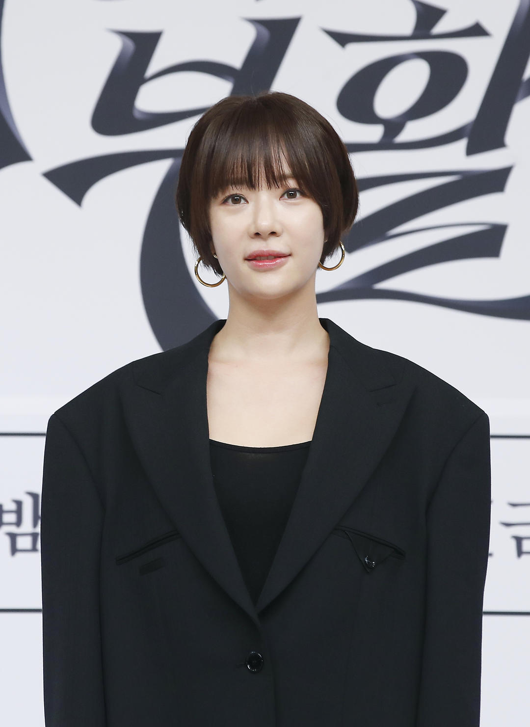 【#韩国女演员黄正音挪用公款被起诉#】据媒体报道，2022年，韩国Sugar组合