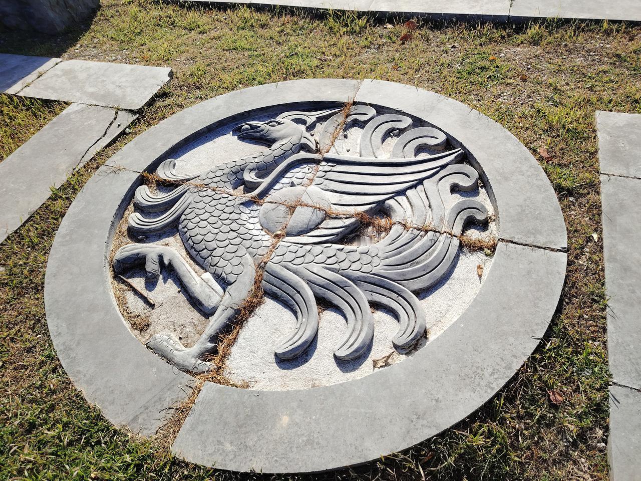 天井呈四方，
周遭筑高墙。
清可见卵石，
小鱼困中央。
仅饮井中水，
难有成长时