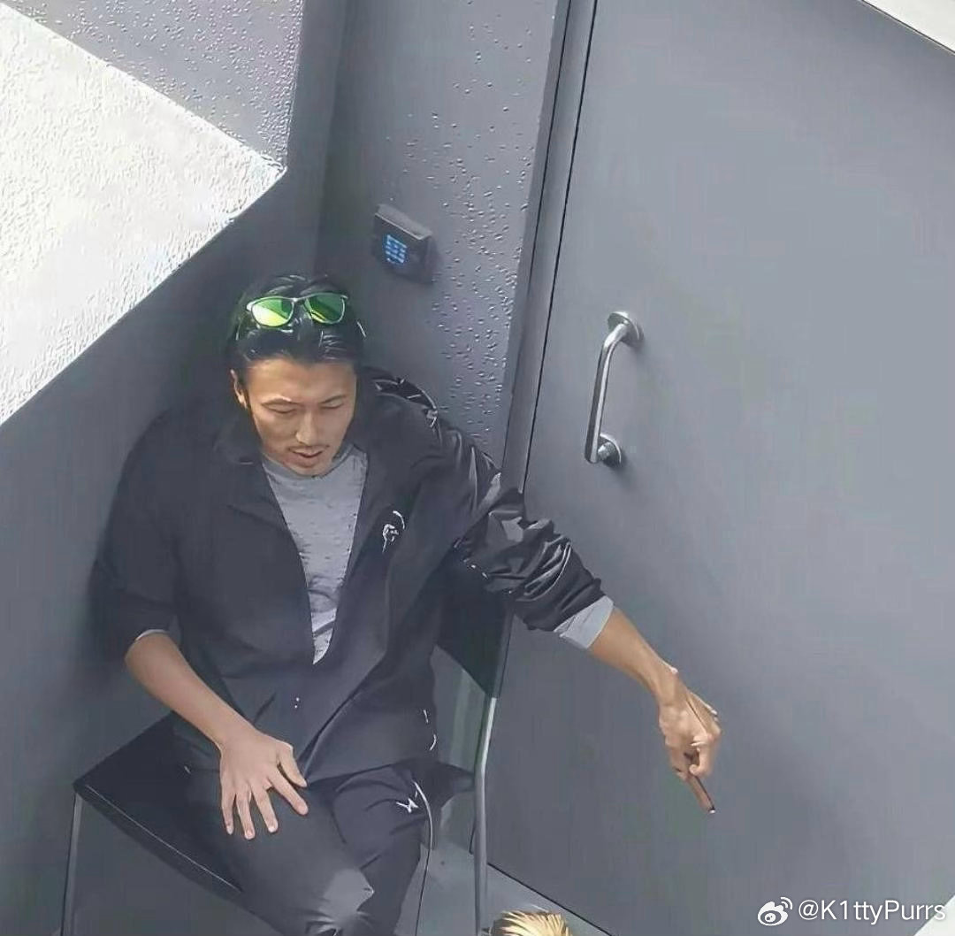 这照片，估计谢霆锋出再多钱也想删除吧 