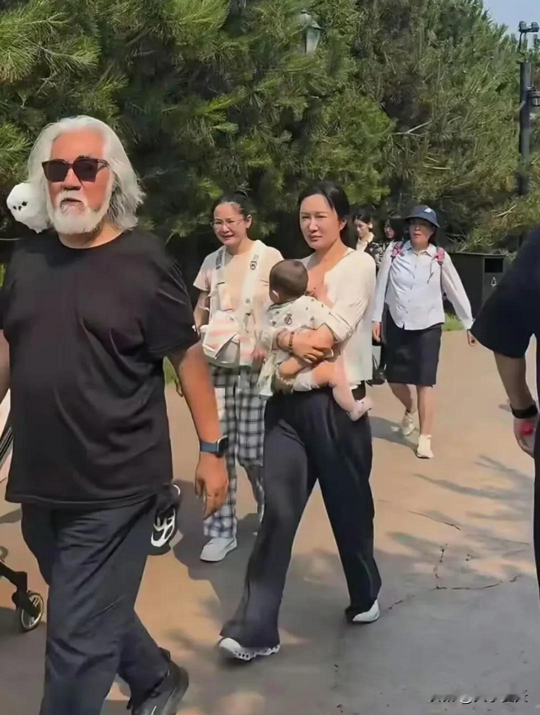 74岁的张纪中和小31岁的妻子杜星霖带着孩子在北京环球影城玩。
夫妻俩带着4个生