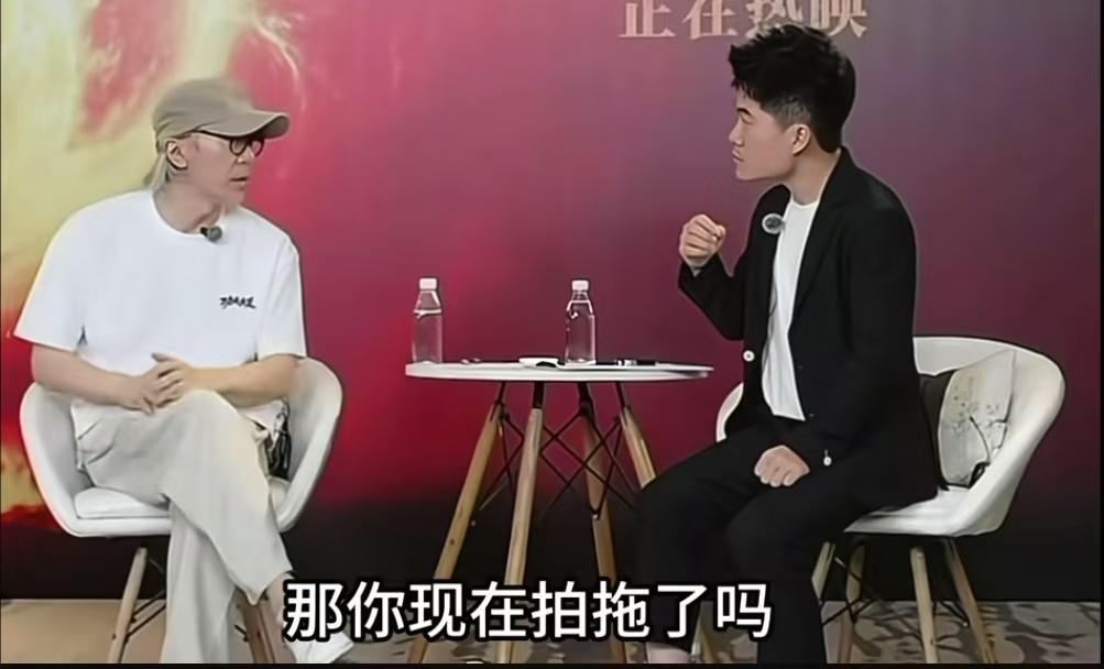 哈哈哈，小董的反应逗死了！

采访途中星爷突然来了一句：那你现在拍拖了吗？

小