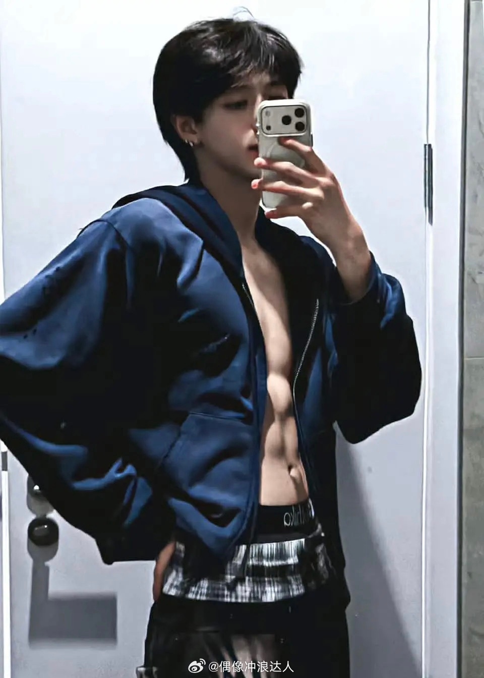 朱志鑫身材慷慨且富裕