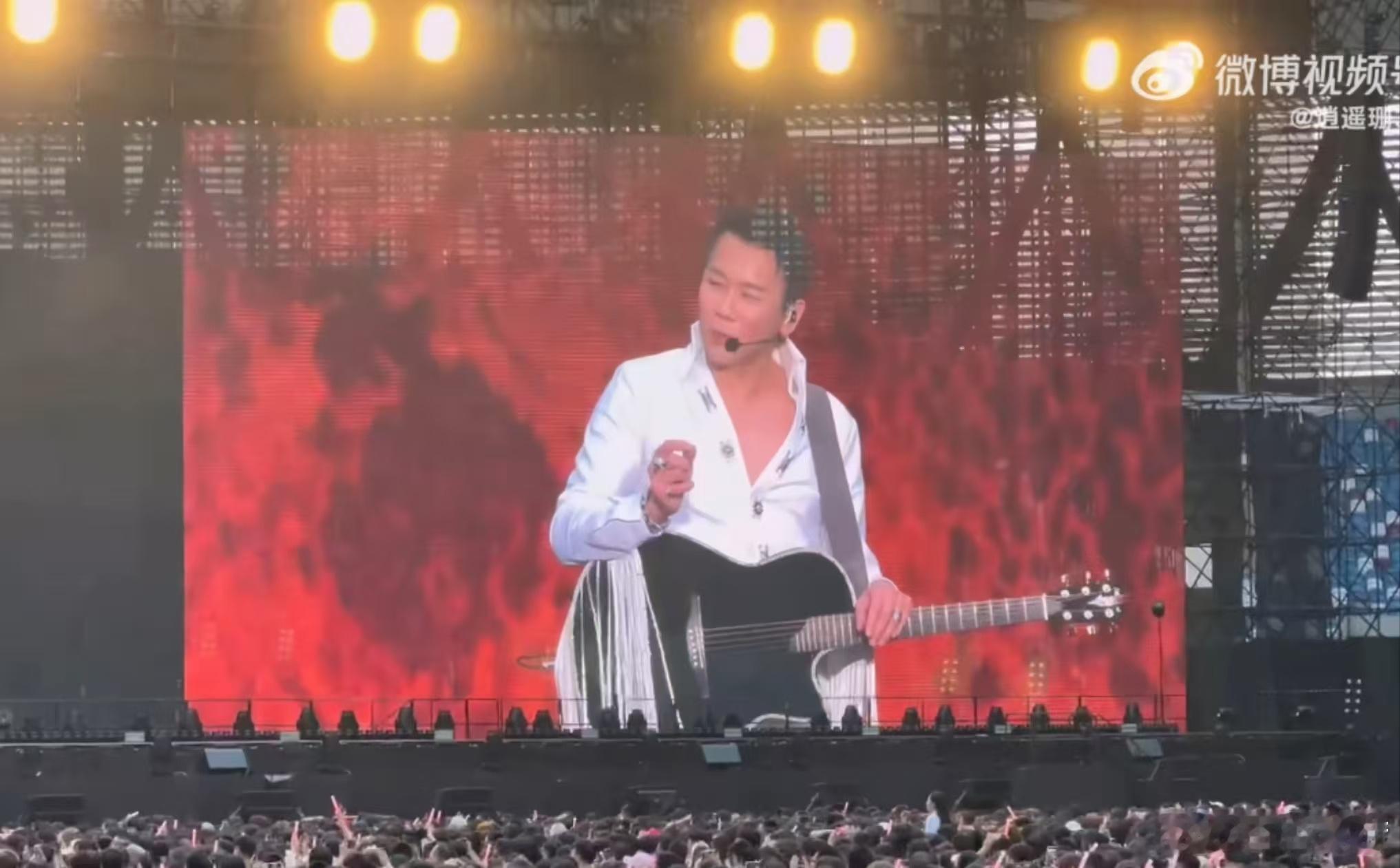 陶喆让男歌迷叫自己老公 原来男歌迷也得到了陶喆的宠爱，特别是看到主动的让男歌迷叫