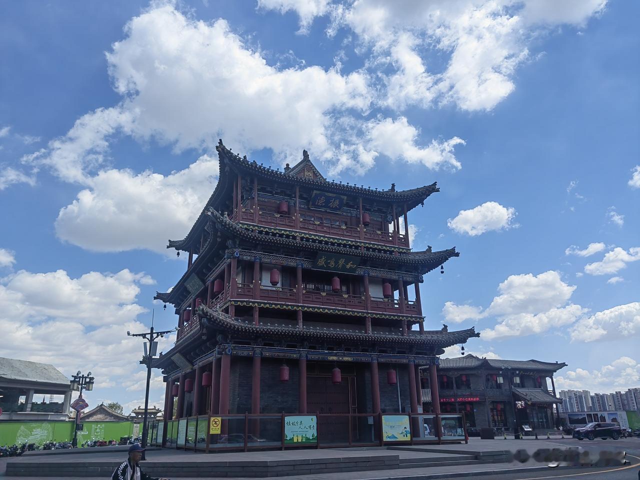 天宽装日月星辰
心大藏爱恨情仇

天地人心，古往今来，物由情起，事因人存，多少宏